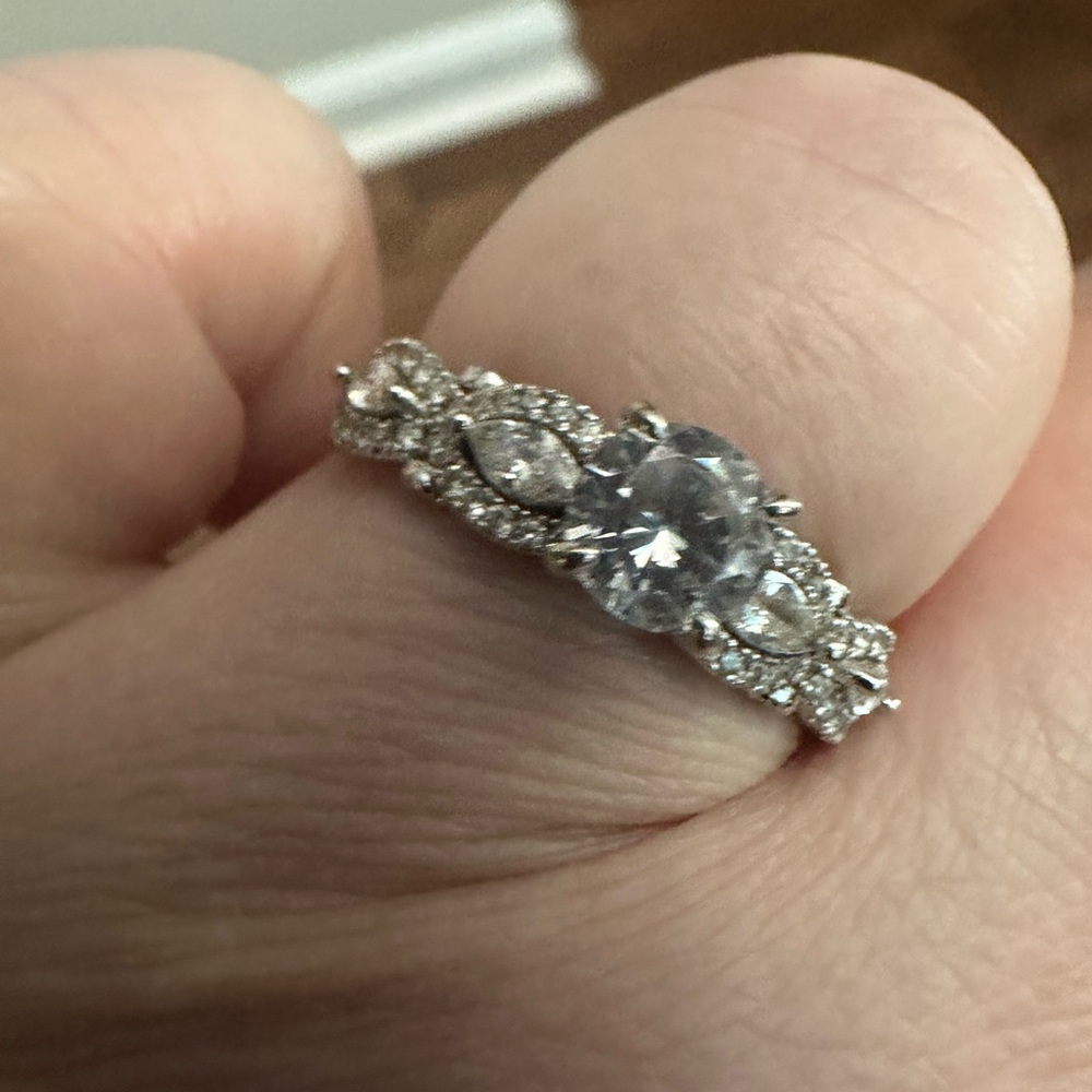 Ladies size 11.5 sterling 925 ring. Jeulia vintage rings 2.5 Ct center stone